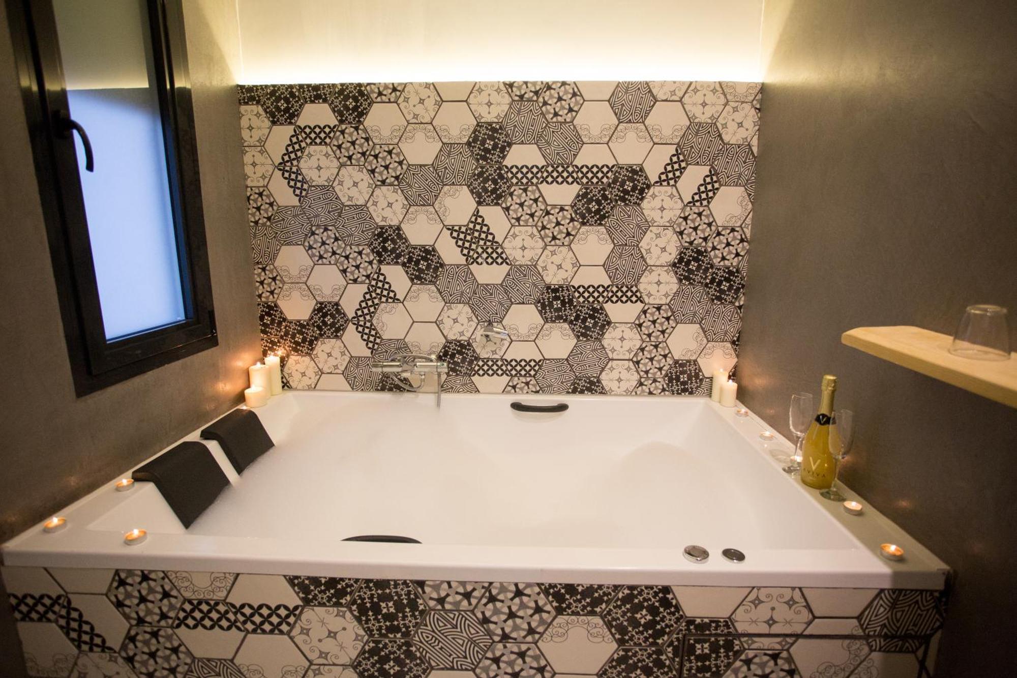 Superior Apartment jacuzzi,1189045501:JPEG